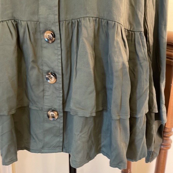 NWT! entro green tiered tie sleeve top. size M - Picture 4 of 7